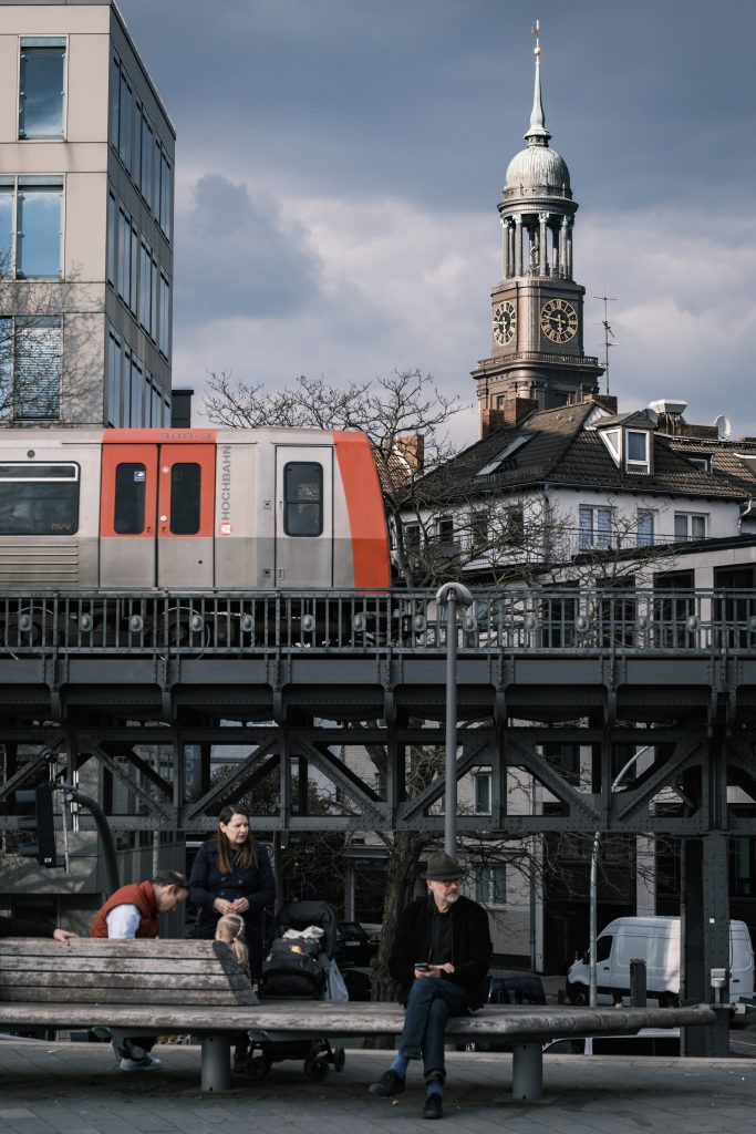 Momentaufnahme vom Michel in Hamburg mit der U-Bahn und Menschen. Streetphotography by Joachim Marcel Arutunian